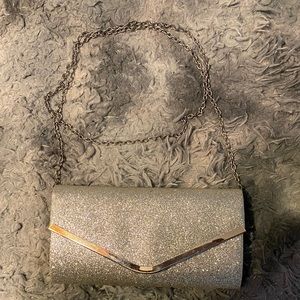 Silver clutch that can be used as a over the shoulder bag.